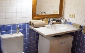 Standaard suite, uitzicht op zee (La Mimosa) | Badkamer | Gratis toiletartikelen, een haardroger, handdoeken