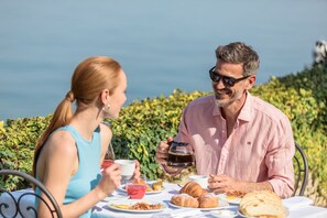 Outdoor dining - Lakefront Apartment with Jacuzzi (Salò)