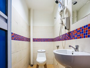 Habitación familiar | Baño | Regadera, amenidades de baño gratuitas, toallas 