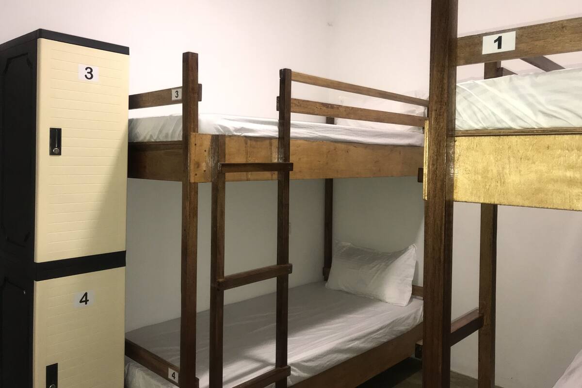 Dormitorio compartido estándar, solo para mujeres | Wifi gratis y ropa de cama