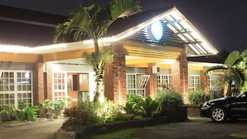 Bagian depan properti - sore/malam