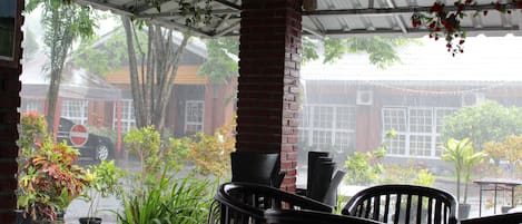 Breakfast and lunch served