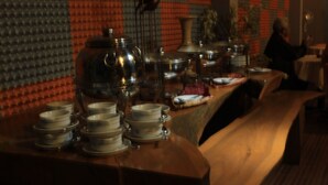 Een buffetopstelling met diverse gerechten en servies.