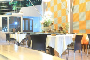 Breakfast and lunch served - Mandalawangi Hotel (Tasikmalaya)