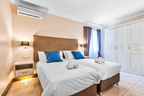 2 عدّة غرف نوم وملاءات أسرّة