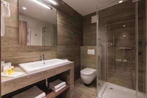 スタンダード シングルルーム | バスルーム | シャワー、レインフォールシャワー、バスアメニティ (無料)、ヘアドライヤー