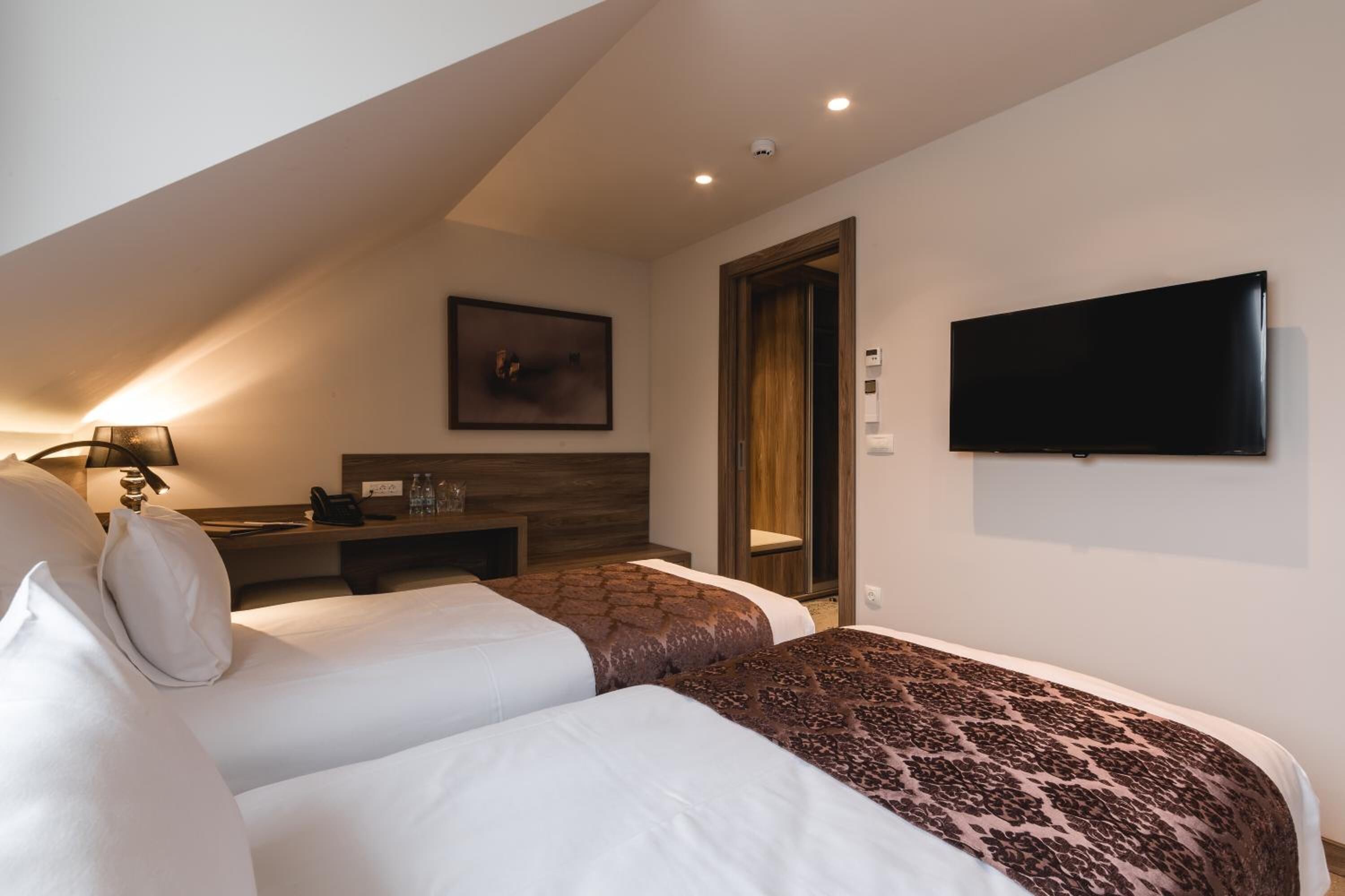 Roupas de cama antialérgicas, cofres nos quartos, escrivaninha