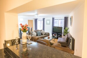 Appartement, 2 slaapkamers (Flat 4) | Woonkamer | Een 43-inch ledtelevisie met kabelzenders, televisie en Netflix
