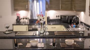 Full-size fridge, microwave, oven, stovetop