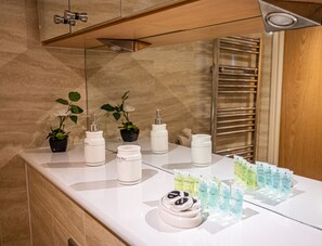 Articles de toilette (gratuits), séchoir à cheveux, serviettes fournies