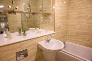 Articles de toilette (gratuits), séchoir à cheveux, serviettes fournies