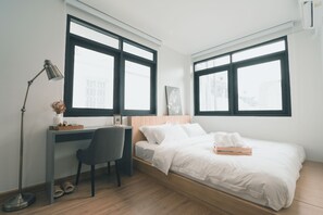 Desk, blackout drapes, soundproofing, free WiFi - 41Cafetel (Bangkok)