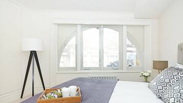 3 habitaciones, tabla de planchar con plancha, wifi y ropa de cama