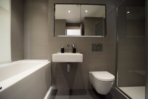 Séchoir à cheveux, serviettes fournies, shampooing, papier de toilette