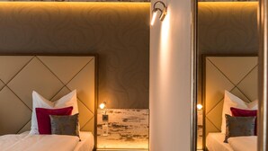 ملاءات للفراش لا تسبب الحساسية وميني بار وخزنة داخل الغرفة ومكتب