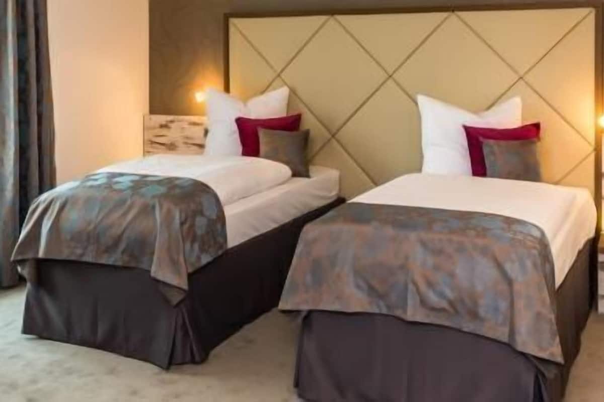 deluxe double or twin room | hypo-allergenic bedding, minibar, in-room safe, desk