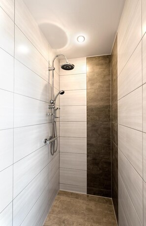 Shower, free toiletries, hair dryer, towels - Hotel Allegro (Halberstadt)