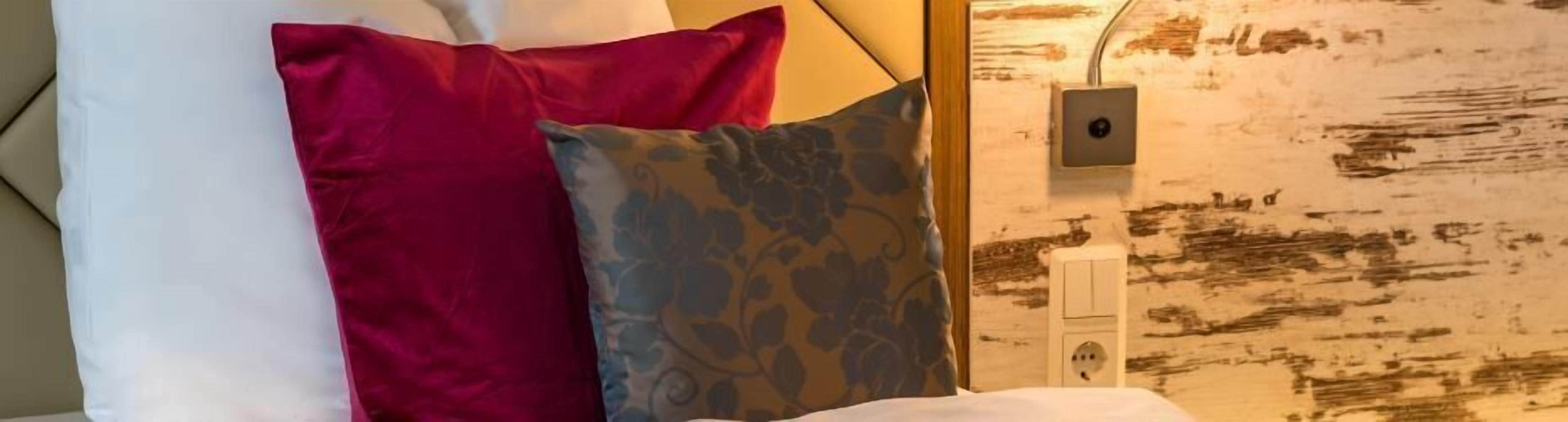 deluxe double or twin room | hypo-allergenic bedding, minibar, in-room safe, desk