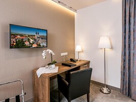 Hypo-allergenic bedding, minibar, in-room safe, desk