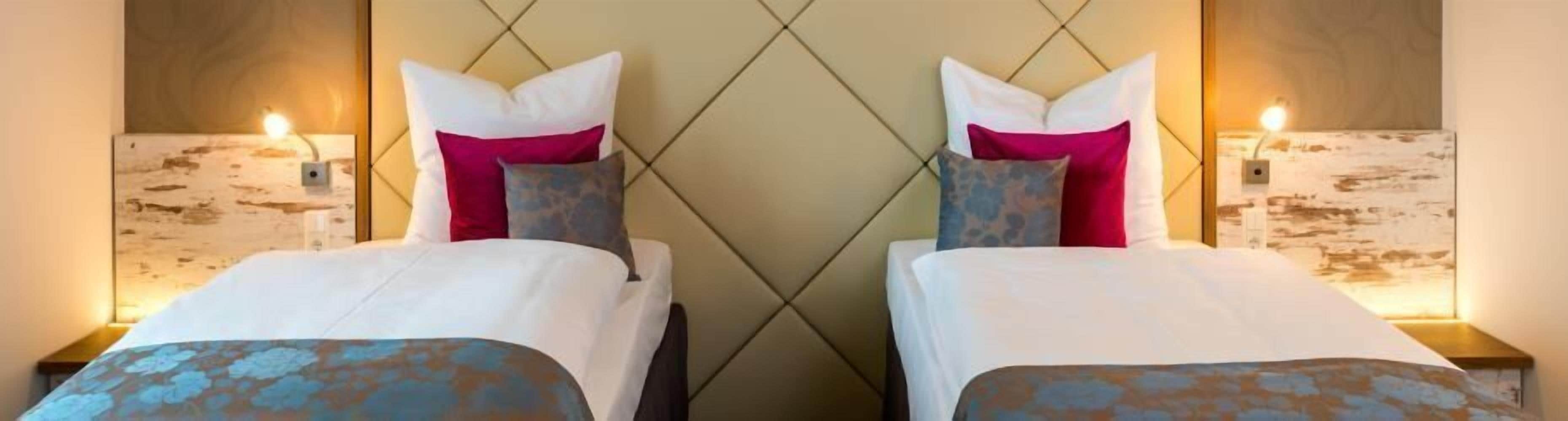 deluxe double or twin room | hypo-allergenic bedding, minibar, in-room safe, desk