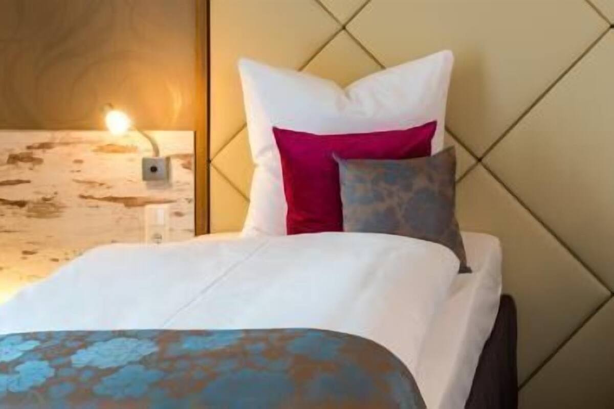 deluxe double or twin room | hypo-allergenic bedding, minibar, in-room safe, desk