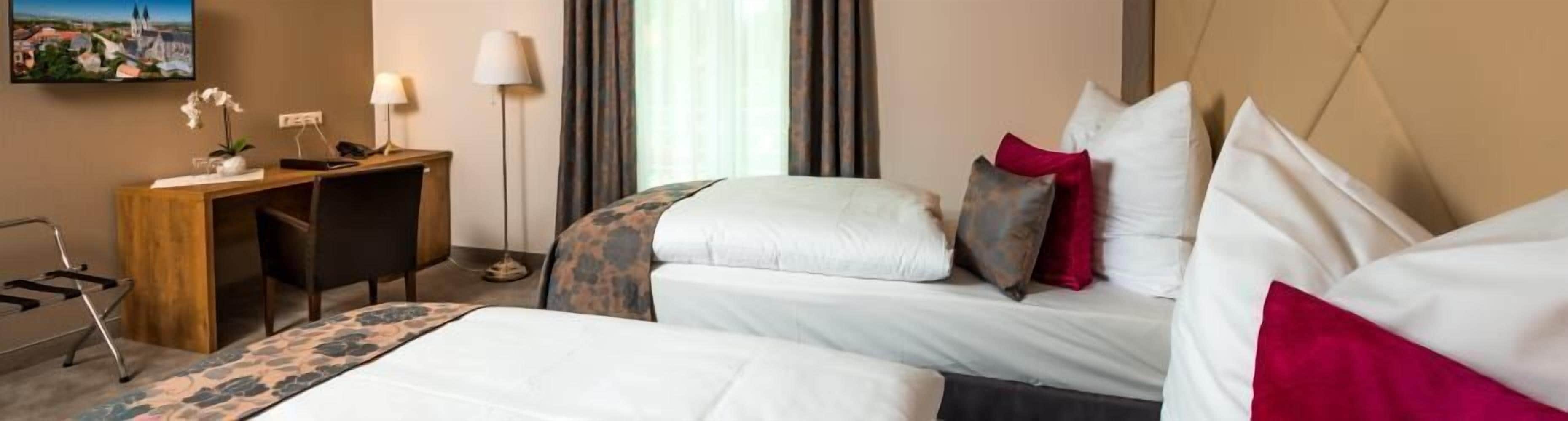 deluxe double or twin room | hypo-allergenic bedding, minibar, in-room safe, desk