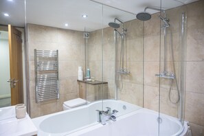 مغطس/حوض استحمام عميق