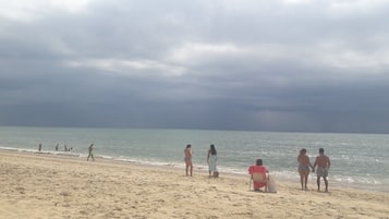 Vlak bij het strand, ligstoelen aan het strand