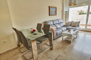 Smart TV, books - Beachfront apartment, with pool and urban areas. Zarati (Isla Cristina)