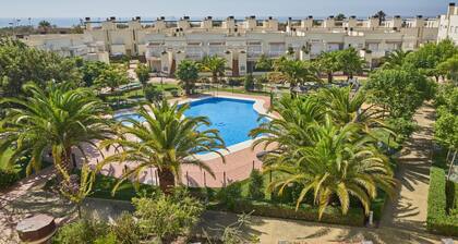 Appartement en bord de mer, avec piscine et zones urbaines. Zarati