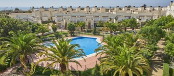 LÀgenhet vid stranden, med pool och stadsomrÄden. Zarati