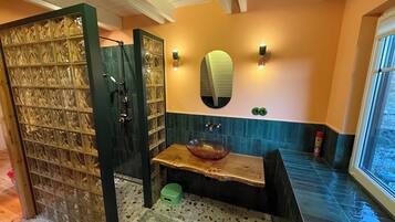 Dusche, Haartrockner, Handtücher, Seife
