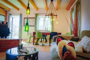 Télévision, cheminée, livres, chaîne hi-fi