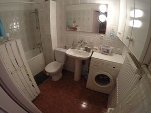 Deluxe Apartment | Bathroom | Rainfall showerhead, free toiletries, hair dryer, towels