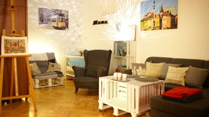 Apartamento luxo | Sala de estar | TV LED 40 polegadas com canais a cabo, TV, console de videogame
