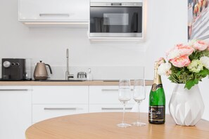 Frigorífico, microondas, placa de cocina y lavavajillas