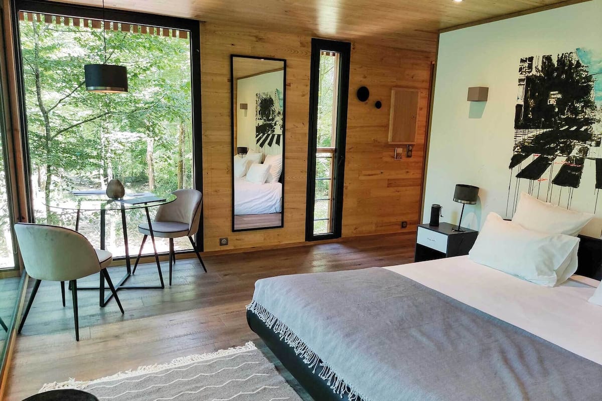 Design Suite, Hot Tub - "Paradis" by Charlélie Couture | 1 bedroom, premium bedding, minibar, in-room safe