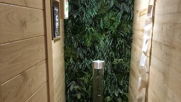 Suite Design, bains à remous - Racimes | Kylpyhuone | Suihku, sadesuihkupää, ilmaiset hygieniatuotteet, hiustenkuivaaja