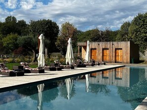 Piscine extérieure, chaises longues