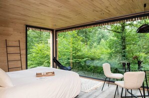 设计套房, 1 张特大床, 热水浴缸 (Jacques Bosser Uzume) | 1 多间卧室、高档床上用品、迷你吧、客房内保险箱