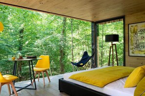 Suite Design, bains à remous – “Yellow Shelter” by Aurèle | Vue de la chambre