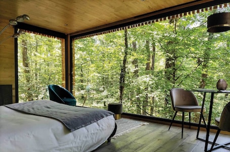 Design Suite, Hot Tub - "Paradis" by Charlélie Couture. Loire Valley Lodges - Hotel