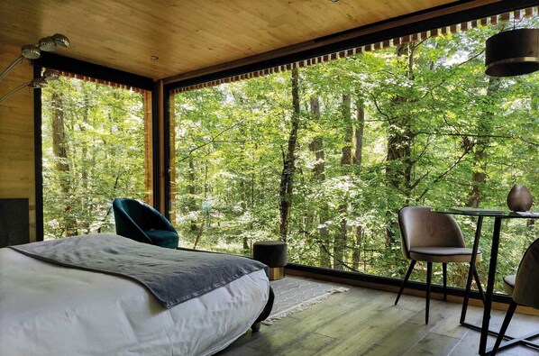 设计套房, 1 张特大床, 热水浴缸 (Charlelie: Le Paradis) | 1 多间卧室、高档床上用品、迷你吧、客房内保险箱