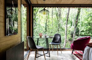 设计套房, 1 张特大床, 桑拿浴 (Multi Artistes Lucien) | 1 多间卧室、高档床上用品、迷你吧、客房内保险箱