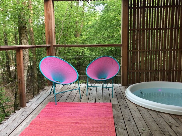 A wooden deck with two chairs and a hot tub. - Loire Valley Lodges - Hotel (Esvres)