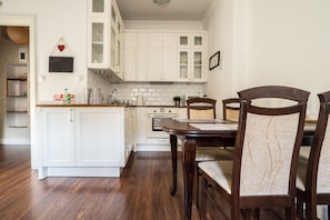 Deluxe-Apartment | Eigene Küche | Großer Kühlschrank, Ofen, Herdplatte, Kochgeschirr/Geschirr/Besteck