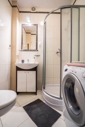 Deluxe Apartment | Bathroom
