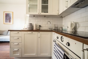 Deluxe-Apartment | Eigene Küche | Großer Kühlschrank, Ofen, Herdplatte, Kochgeschirr/Geschirr/Besteck