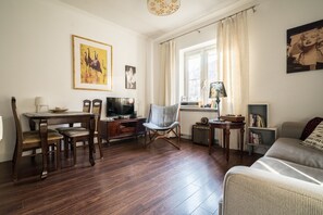 Deluxe Apartment | Living room | Flat-screen TV