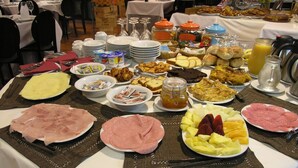 A buffet table with various food items and condiments. - Hotel Fonte da Vila (Monção)